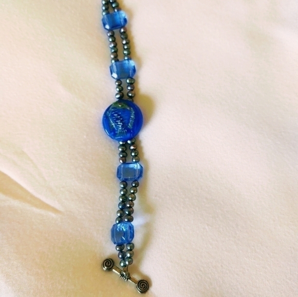 Jewelry - 𝅺blue fish beaded braclet